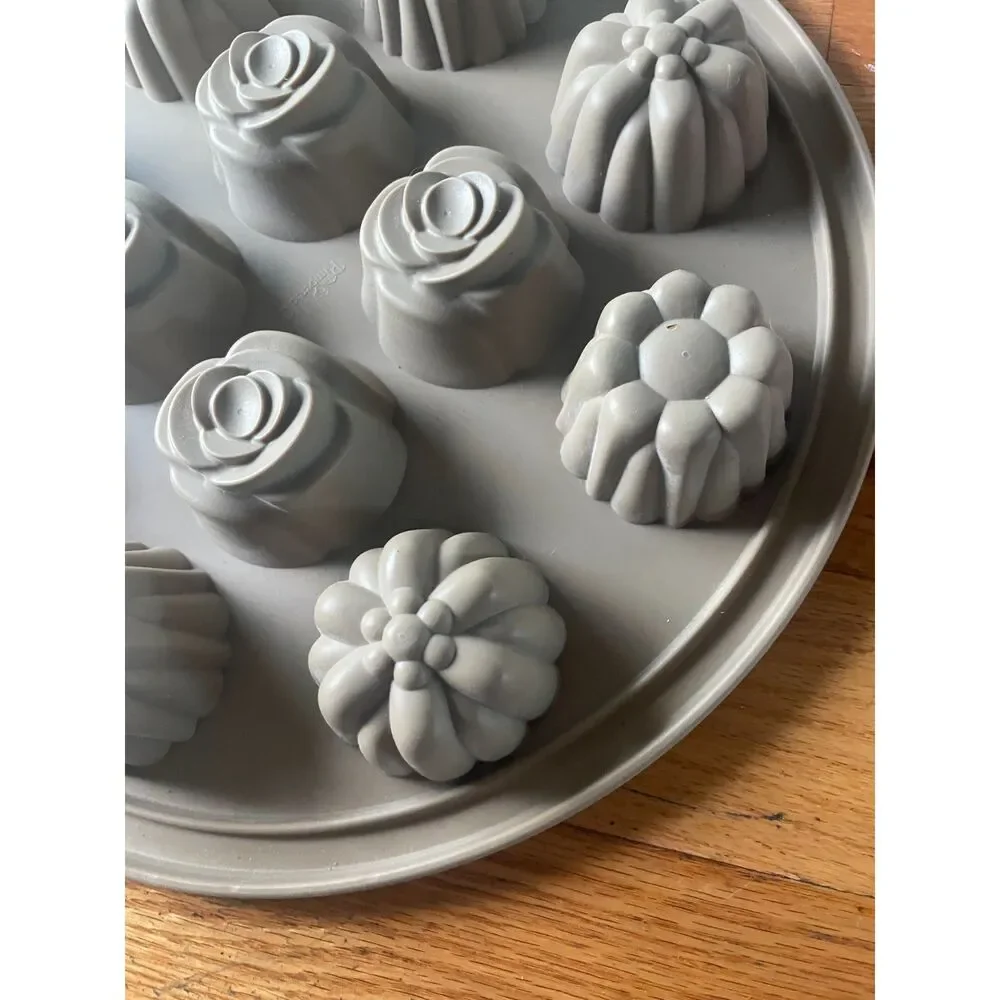 Pampered Chef Silicone Floral Mold 12 Flowers Roses Mini Cake Baking Pan 13.5